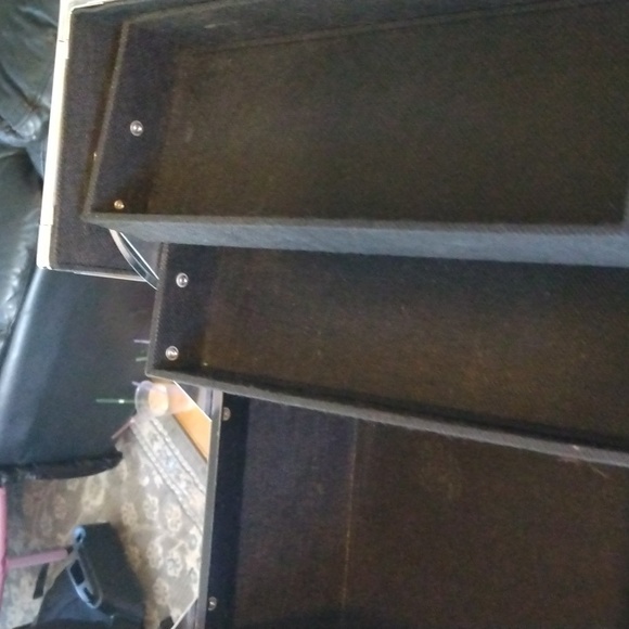 Women's silver makeup trunk carrying case - Picture 13 of 17